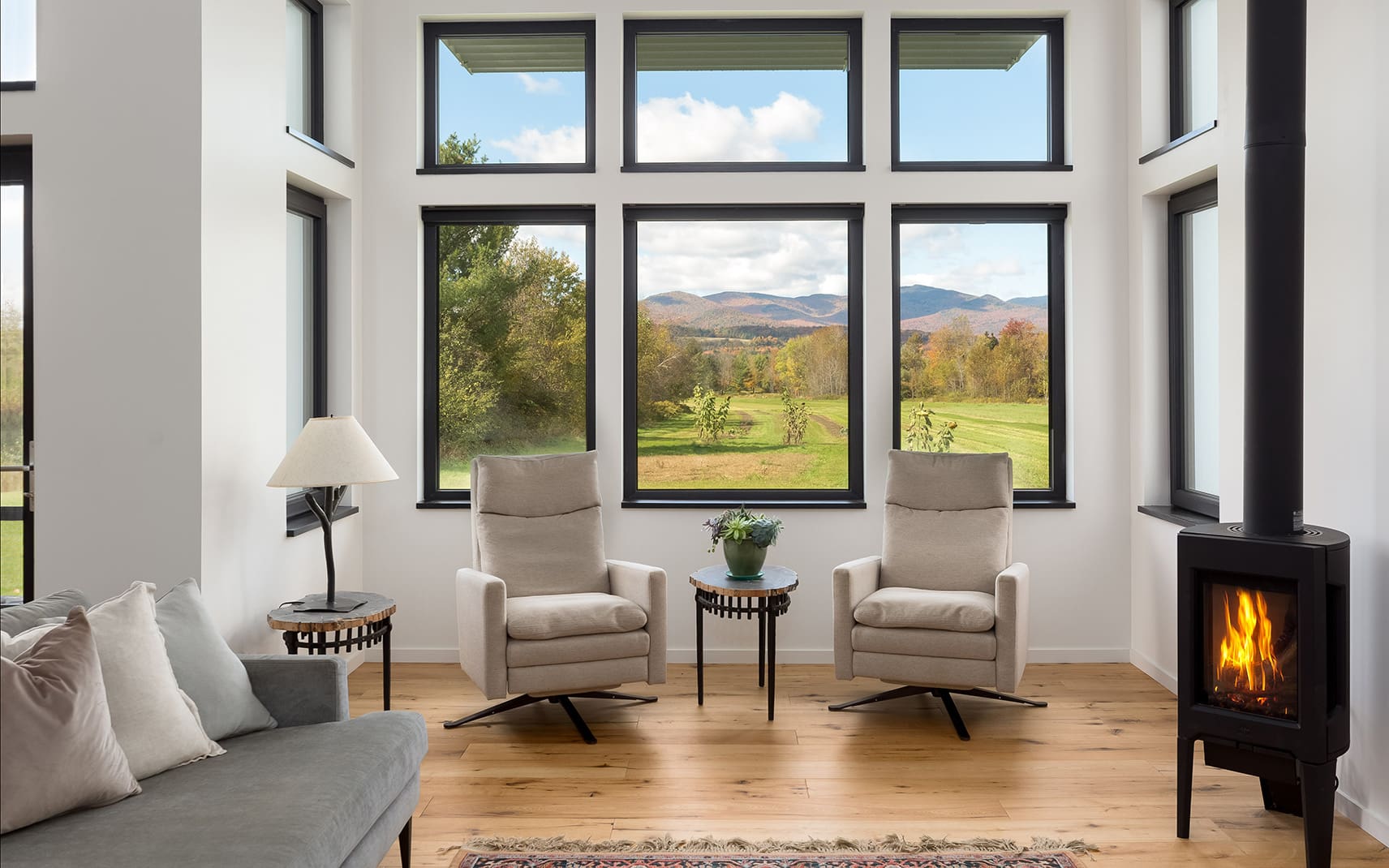 Seating space with a view through the windows in a Unity Zum